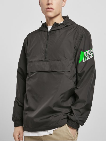 Veste coupe-vent BY096 en coloris Black avec exemple de logo floqué sur la manche Veste coupe-vent BY096 en coloris Black avec exemple de logo floqué sur la manche porté par un homme