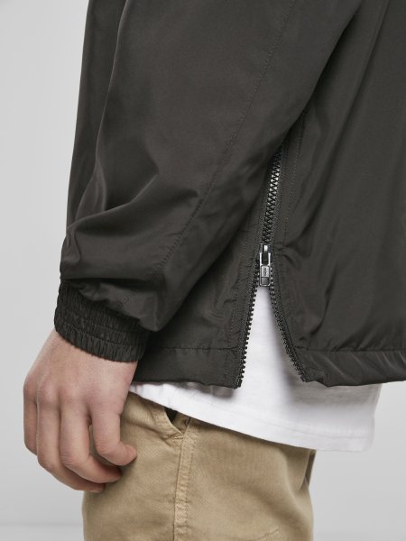 Zoom sur la fente latérale de la veste personnalisable BY096 en coloris Black Zoom sur la fente latérale de la veste personnalisable BY096 en coloris Black