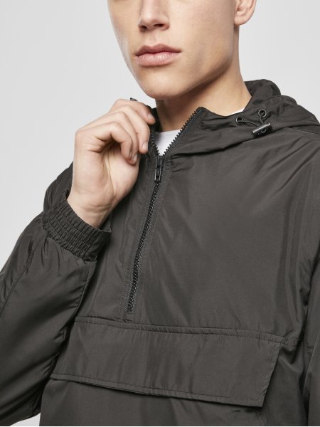 Zoom sur la poche poitrine et le col zippé de la veste personnalisable BY096 en coloris Black Zoom sur la poche poitrine et le col zippé de la veste personnalisable BY096 en coloris Black