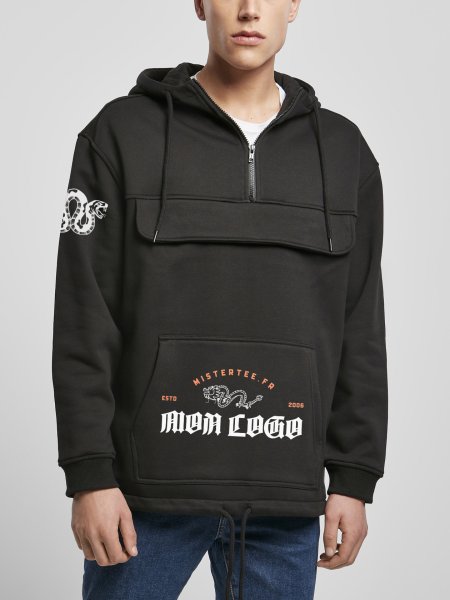 Exemples de logos floqués sur la poche kangourou et la manche du sweatshirt BY098 en coloris Black Exemples de logos floqués sur la poche kangourou et la manche du sweatshirt BY098 en coloris Black