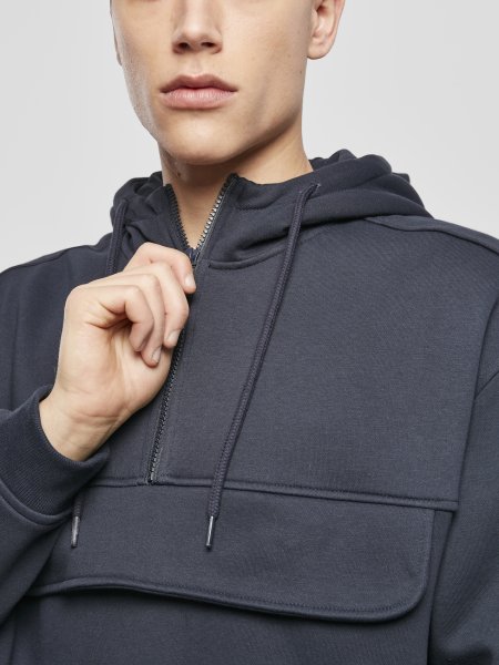 Zoom sur les détails du col zippé et de la poche poitrine du hoodie personnalisable BY098 en teinte Navy Zoom sur les détails du col zippé et de la poche poitrine du hoodie personnalisable BY098 en teinte Navy