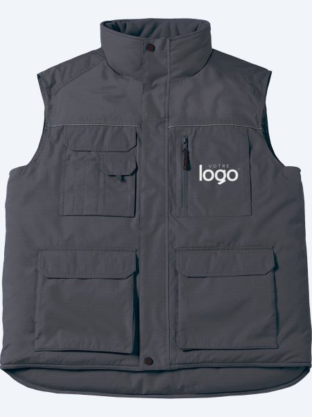 Packshot du gilet expert pro CGJUC40 en coloris Dark Grey avec simulation de marquage logo sur le cœur Packshot du gilet expert pro CGJUC40 en coloris Dark Grey avec simulation de marquage logo sur le cœur