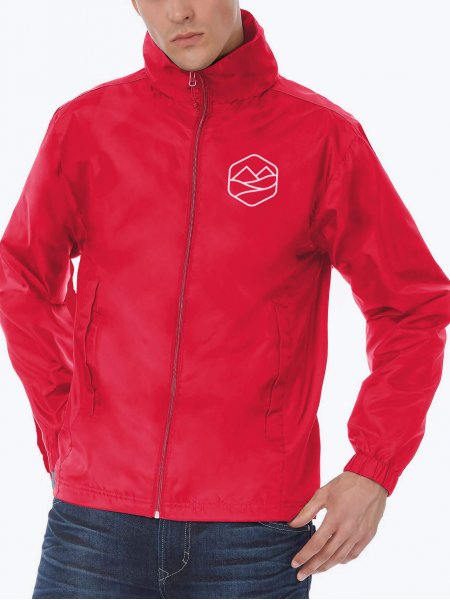 Homme portant le coupe-vent unisexe CGJUI60 avec logo Homme portant le coupe-vent unisexe CGJUI60 avec logo