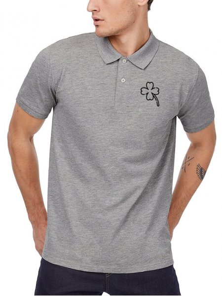 Le polo CGPM430 en coton bio à personnaliser en coloris Heather Grey Le mannequin homme porte le polo CGPM430 en coton bio à personnaliser en coloris Heather Grey avec un exemple de logo