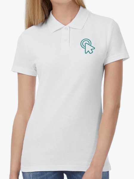 Le mannequin femme porte le polo CGPWI11 à personnaliser en coloris White.