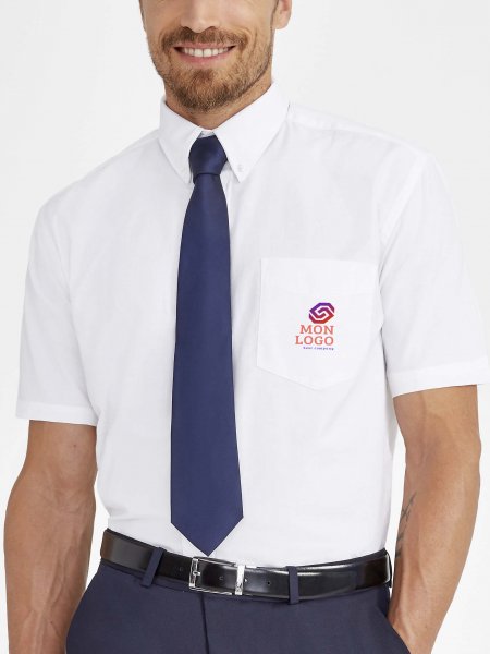 Exemple de logo floqué sur la poche de la chemise Brisbane en coloris Blanc Exemple de logo floqué sur la poche de la chemise Brisbane en coloris Blanc