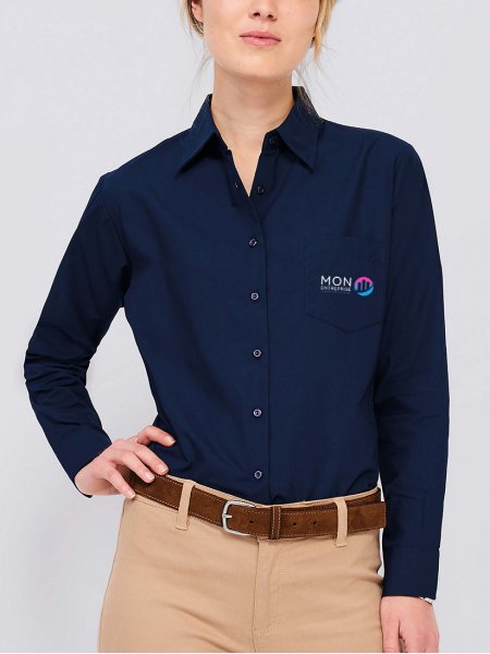Exemple de logo floqué sur une chemise pour femme Executive en coloris bleu foncé Exemple de logo floqué sur une chemise pour femme Executive en coloris bleu foncé
