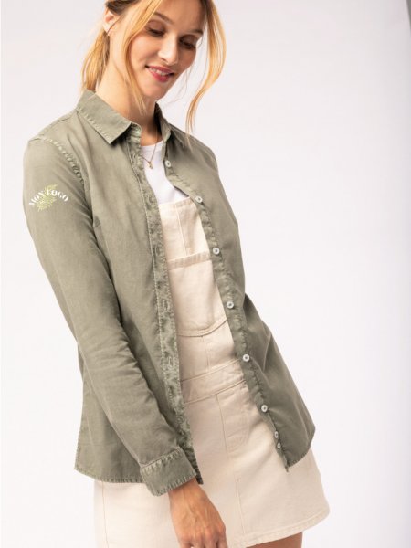 Exemple de logo floqué sur la manche de la chemise en coton bio NS503 coloris Pale Khaki Exemple de logo floqué sur la manche de la chemise en coton bio NS503 coloris Pale Khaki