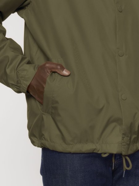 Détails poche sur la veste Coacher en coloris British Khaki Détails poche sur la veste Coacher en coloris British Khaki