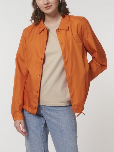 Veste recyclée Coacher en coloris Flame orange Veste recyclée Coacher en coloris Flame orange sans logo portée par une femme
