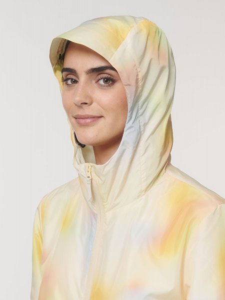 Zoom sur la capuche de la veste multicolore Commuter AOP Zoom sur la capuche de la veste multicolore Commuter AOP
