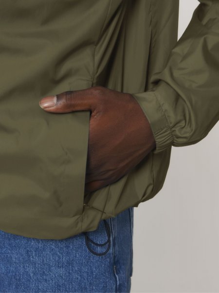 Détails des poches sur le coupe-vent Commuter en coloris British Khaki
