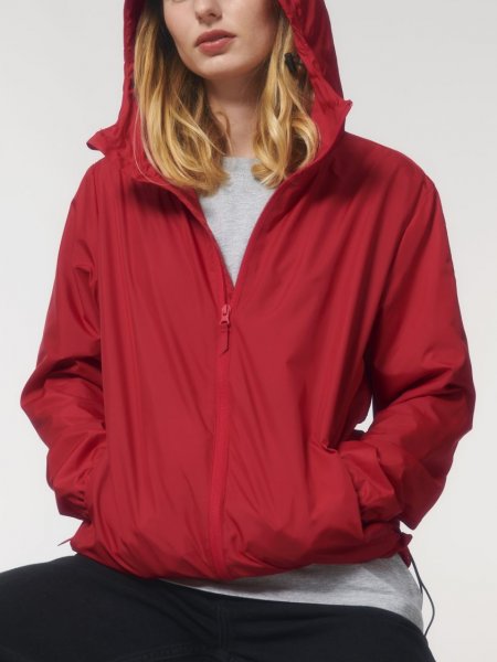 Femme qui porte un coupe-vent recyclé commuter en coloris Red