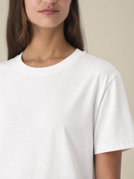 Mannequin femme de face portant le tee-shirt unisexe en coton bio recyclé Re-Creator en couleur RE-white vu zoomer sur les détails