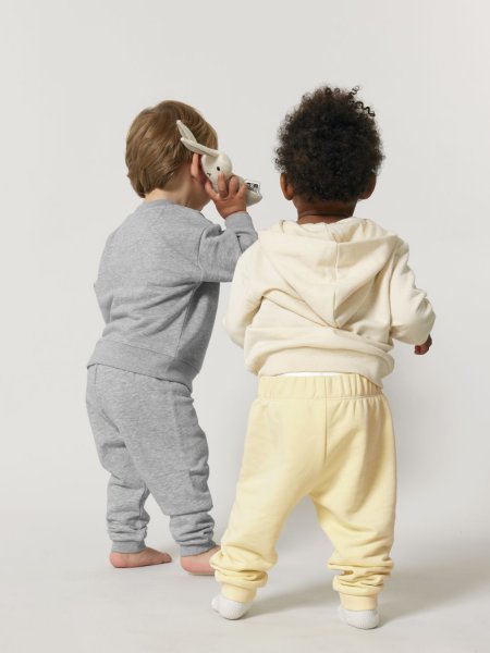 2 bébés portant le jogging Baby Tumbler à personnaliser dans le coloris heather grey et butter 2 bébés portant le jogging Baby Tumbler à personnaliser dans le coloris heather grey et butter