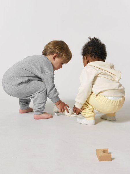 2 bébés portant le jogging Baby Tumbler à personnaliser dans le coloris heather grey et butter 2 bébés portant le jogging Baby Tumbler à personnaliser dans le coloris heather grey et butter