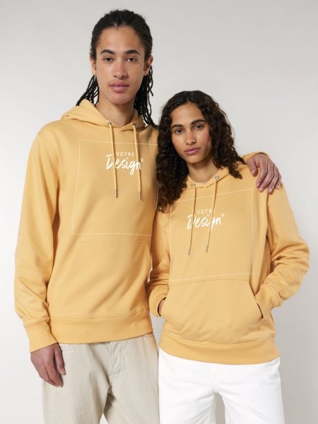 une femme et un homme porte le sweat à capuche Cruiser 2.0 à personnaliser, en coloris Nispero
