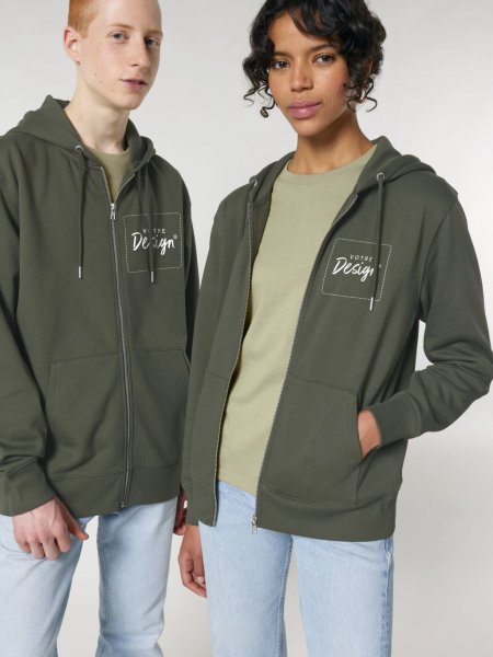 un homme et une femme portant le sweatshirt à capuche zippé Cultivator 2.0 à personnaliser en coloris khaki