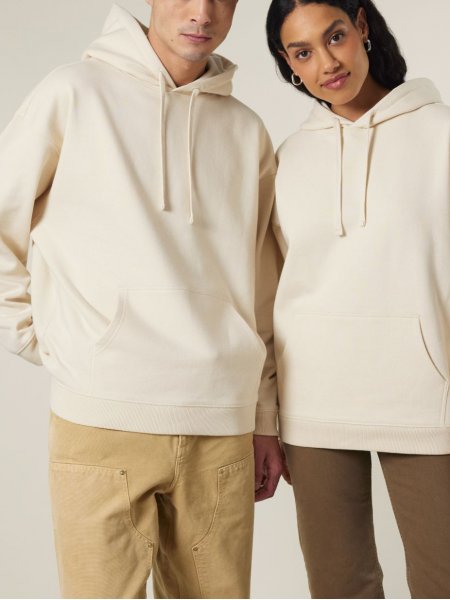 mannequin homme et mannequin femme de face portant le sweat slammer 2.0 en cream mannequin homme et mannequin femme de face portant le sweat slammer 2.0 en cream
