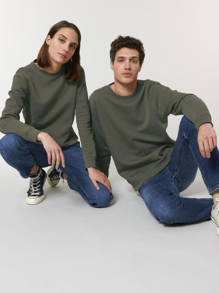 un homme et une portant le sweat Roller personnalisable en coloris Khaki
