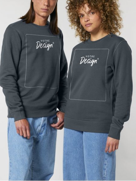 un homme et une femme portant le sweat Roller personnalisé avec votre logo en coloris Indian Ink