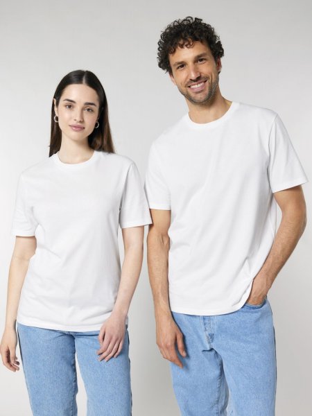 un homme et une femme portant le t-shirt à personnaliser Creator 2.0 en coloris White un homme et une femme portant le t-shirt à personnaliser Creator 2.0 en coloris White