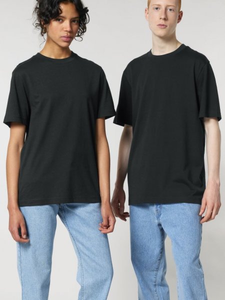 une femme et un homme portant le t-shirt sparker 2.0 en coton bio à personnaliser une femme et un homme portant le t-shirt sparker 2.0 en coton bio à personnaliser