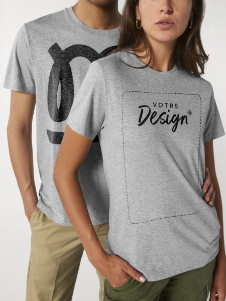 STTU758 Couple Heather Grey Deux mannequins, une femme au premier plan et un homme au second plan portent le t-shirt unisexe Stanley / Stella Rocker référence STTU758 de couleur Heather Grey
