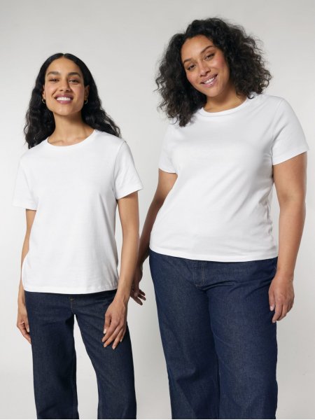 deux femmes portant le t-shirt Muser à personnaliser, dans le coloris White deux femmes portant le t-shirt Muser à personnaliser, dans le coloris White