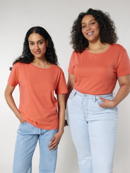 deux femmes portant le t-shirt à personnaliser Serena dans le coloris Fiesta deux femmes portant le t-shirt à personnaliser Serena dans le coloris Fiesta
