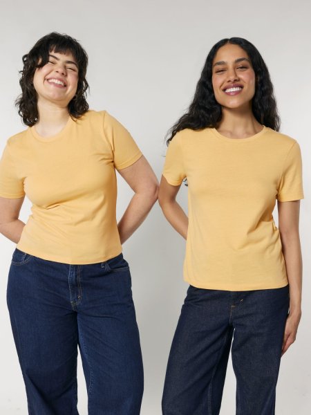 deux femmes portant le t-shirt personnalisable Ella en coloris Nispero deux femmes portant le t-shirt personnalisable Ella en coloris Nispero