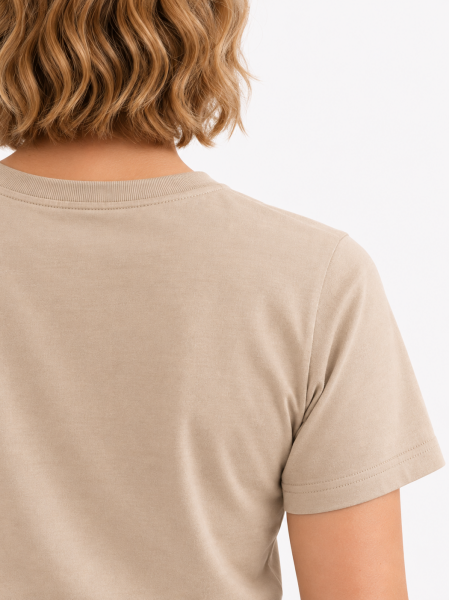 Vue détaillé de dos femme du tee-shirt Regent en coloris sable à personnaliser Vue détaillé de dos femme du tee-shirt Regent en coloris sable à personnaliser