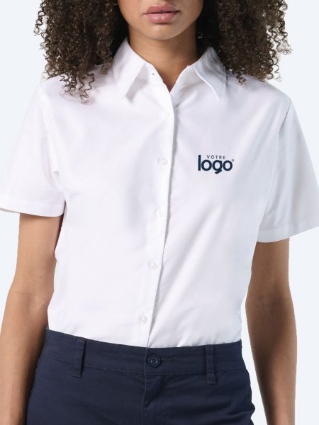 Chemise oxford manches courtes pour femme ELITE 16030 personnalisee avec un logo sur le coeur Chemise oxford manches courtes pour femme ELITE 16030 personnalisee avec un logo sur le coeur