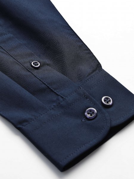 Détails du poignet ajustable avec boutons sur la chemise Executive en coloris bleu foncé Détails du poignet ajustable avec boutons sur la chemise Executive en coloris bleu foncé