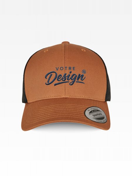 Mockup avec logo casquette trucker rétro bicolore à personnaliser Mockup avec logo casquette trucker rétro bicolore à personnaliser