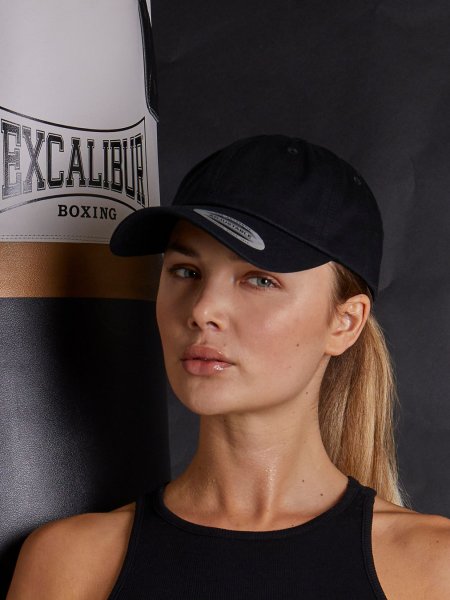 Casquette personnalisée stretch FX6560 en coloris Black portée par une femme