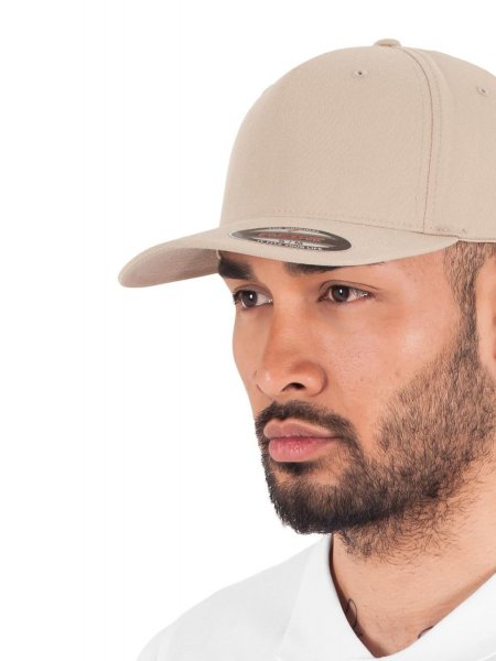 Casquette personnalisée stretch FX6560 en coloris Khaki portée par un homme