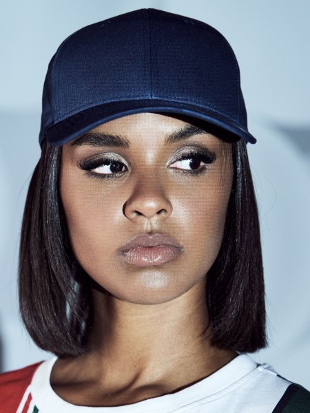 Casquette snapback FX7706 portée Femme portant la casquette snapback FX7706