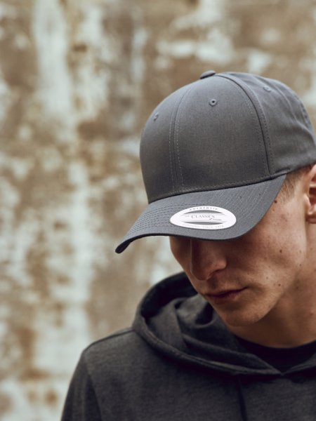 Casquette snapback FX7706 portée de trois quarts Homme portant la casquette snapback FX7706