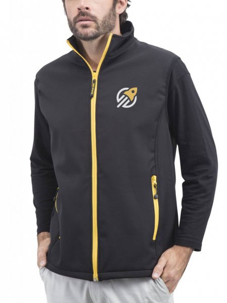 Le bodywarmer softshell PK330 à zips bicolores personnalisable en coloris black gold Le mannequin homme porte le bodywarmer softshell PK330 à zips bicolores à personnaliser en coloris black gold