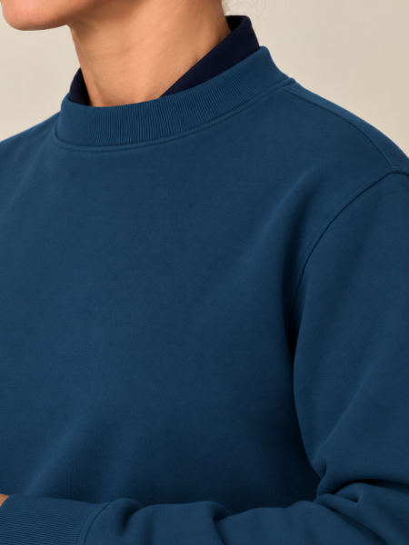femme de dos portant le sweat Changer 2.0 à personnaliser en coloris deep teal vue détaillée