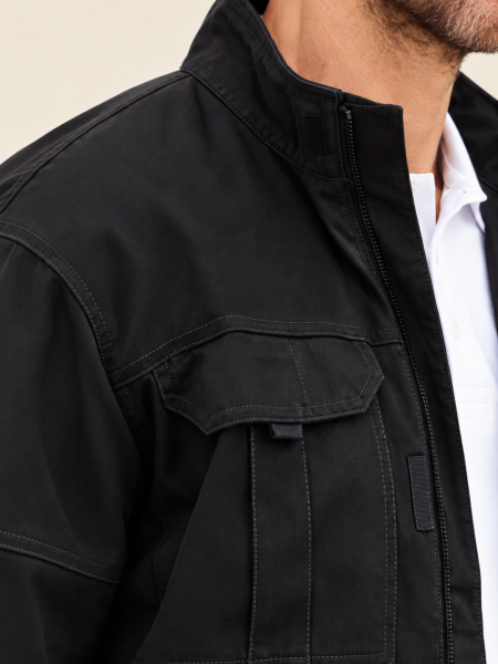 Homme de face portant le blouson stretch multipoches personnalisable V6002S en coloris black vue détaillée 