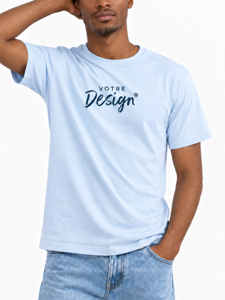 T shirt Imperial 11500 de face en coloris ciel porté par un mannequin homme avec votre design et zone de personnalisation