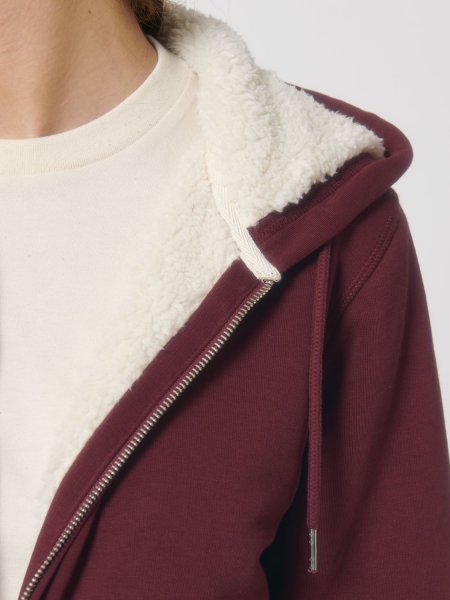 Détails fermeture et capuche sur le sweat Hygger Sherpa en coloris Burgundy Détails fermeture et capuche sur le sweat Hygger Sherpa en coloris Burgundy