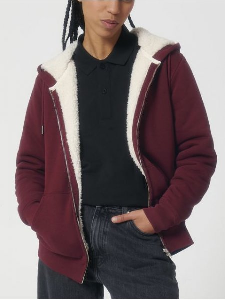 Veste sherpa en coton bio Hygger Sherpa en coloris Burgundy Veste sherpa en coton bio Hygger Sherpa en coloris Burgundy portée par une femme