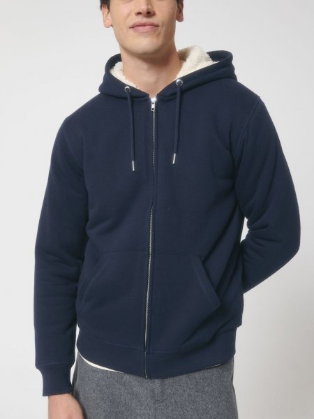 Veste sherpa en coton bio Hygger Sherpa en coloris French navy Un homme qui porte une veste sherpa unisexe en coton bio Hygger Sherpa en coloris French navy