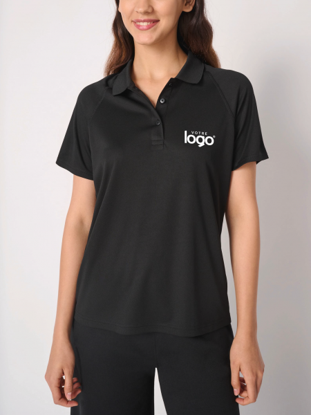 mannequin femme de face portant le Polo sport femme personnalisable