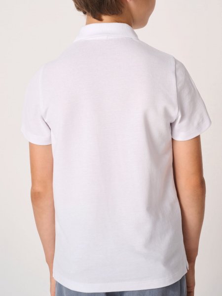mannequin enfant de dos portant le Polo piqué enfant Basic personnalisable mannequin enfant de dos portant le Polo piqué enfant Basic personnalisable