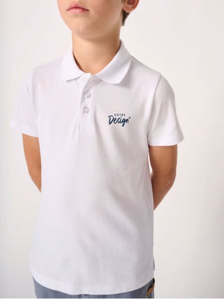 mannequin enfant de face portant le Polo piqué enfant Basic personnalisable mannequin enfant de face portant le Polo piqué enfant Basic personnalisable