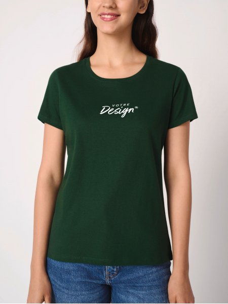 mannequin femme de face portant le T-shirt femme Basic personnalisable